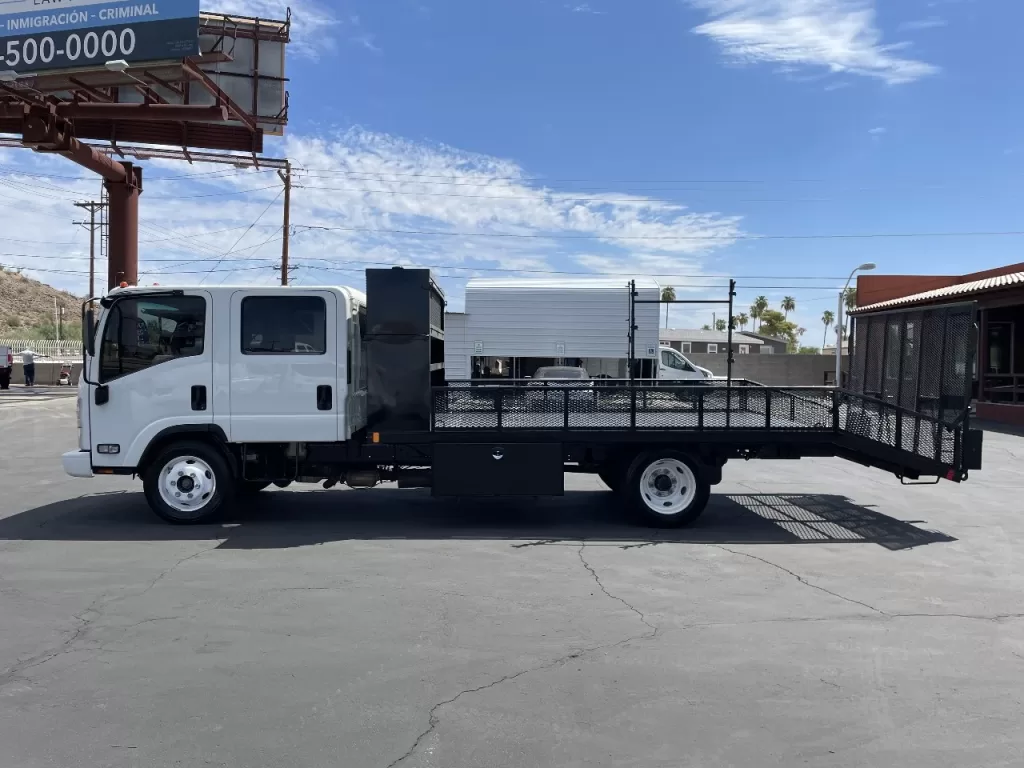 2017 Isuzu npr flatbed with dovetail