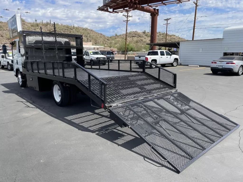 2017 Isuzu npr flatbed with dovetail